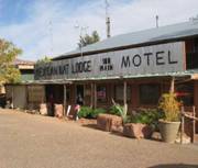 Mexican Hat Lodge and Swingin Steak: Front of the hotel